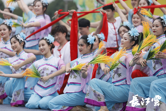 9月21日,咸寧市咸安區(qū)高橋蘿卜小鎮(zhèn)百畝草地上舉行了“慶豐收·迎小康”第三屆中國農(nóng)民豐收節(jié)湖北分會場咸寧主會場慶祝活動,全市各界農(nóng)民代表相聚白水畈的美麗田野,分享豐收的喜悅,慶祝屬于自己的節(jié)日。 開幕式上舉行了精彩的文藝演出,演出在舞蹈《慶豐收》中拉開序幕,歌舞《錦繡小康》呈現(xiàn)出咸寧各地欣欣向榮、脫貧致富奔小康的幸福場景。網(wǎng)紅歌曲《你莫走》、舞蹈《慶豐收》、歌舞《一起幸福》,一個個精彩的節(jié)目輪番上演,博得現(xiàn)場觀眾陣陣掌聲。 開幕活動現(xiàn)場還舉行了頒獎儀式,第二屆“美麗中國、鄉(xiāng)村振興”全國農(nóng)民詩歌邀請賽獲獎組織和個人,全市農(nóng)村人居環(huán)境整治示范村,省級農(nóng)業(yè)產(chǎn)業(yè)化工作先進集體和先進個人上臺領(lǐng)獎?,F(xiàn)場還舉行了鄂南民俗展演、農(nóng)民趣味運動會、扶貧農(nóng)產(chǎn)品以及咸寧特色農(nóng)產(chǎn)品展銷等豐富多彩的活動?;鸨娜藲?,讓在場的展銷商賺得是盆滿缽滿。 咸寧市咸安區(qū)鑫達種養(yǎng)專業(yè)合作社理事長萬永輝:今年家里的香菇都豐收了,一上午我就賣出了一萬多元,我們合作社采取的是“合作社+農(nóng)戶”的模式,也帶領(lǐng)了20多戶貧困戶脫貧了。 咸寧市致遠(yuǎn)種植專業(yè)合作社理事長 吳海兵:我們今年是真真正正地豐收了,我們生姜的價格足足翻了三倍,跟著我們一起的貧困戶也平均增收了3000元左右。 而這一系列的活動,都是在蘿卜小鎮(zhèn)的草地上進行的,草地作舞臺、草地搞展示、草地上比賽等等,這數(shù)百畝草地,此時此刻成為了咸寧農(nóng)民們慶祝豐收的歡樂場。 咸寧市咸安區(qū)高橋鎮(zhèn)黨委書記王順榮:今年的湖北分會場在我們高橋蘿卜小鎮(zhèn)舉辦,我感到很榮幸,我們從一顆蘿卜做起,以白水畈蘿卜為核心品牌,打造白水畈"我家菜園"蔬菜基地及旅游觀光體驗中心,發(fā)展綠色農(nóng)業(yè)、生態(tài)旅游,增加產(chǎn)業(yè)開發(fā)的綜合效益,創(chuàng)建蘿卜特色小鎮(zhèn),走出了一條農(nóng)業(yè)、旅游相結(jié)合的新路,推動高橋鎮(zhèn)一二三產(chǎn)業(yè)融合發(fā)展。 鄉(xiāng)親們說,這在以前是想都不敢想的,高橋鎮(zhèn)蝸居山里,太偏遠(yuǎn)又沒有資源優(yōu)勢,想發(fā)展太難。而現(xiàn)在這一切的悄然改變,得益于2017年10月13日,咸安區(qū)政府與鄂旅投公司正式簽署的《131軍旅小鎮(zhèn)+白水畈田園綜合體旅游開發(fā)投資合作協(xié)議》,鄂旅投公司將投資30億元,在高橋鎮(zhèn)打造131軍旅小鎮(zhèn)和白水畈田園綜合體旅游開發(fā)項目。項目共分為131軍旅小鎮(zhèn)、白水畈美麗鄉(xiāng)村、特色農(nóng)業(yè)示范、旅游綜合體四大板塊,打造旅游綜合服務(wù)區(qū)、澄水洞軍事展示區(qū)、青少年國防教育基地、鐵血軍事樂園區(qū)、戰(zhàn)狼訓(xùn)練基地、美麗村灣民俗區(qū)、四季瓜果示范區(qū)、農(nóng)耕文化展示區(qū)、特色商業(yè)街區(qū)和康養(yǎng)度假區(qū)十大功能區(qū)。 咸寧市咸安區(qū)高橋鎮(zhèn)黨委書記王順榮:我們引進鄂旅投,打造蘿卜小鎮(zhèn),目前建設(shè)有蘿卜小鎮(zhèn)科普館、蘿卜鄉(xiāng)學(xué)院、蘿卜酒店等休閑旅游項目,十一馬上到了,也歡迎廣大游客前來游玩。 今年是決勝全面建成小康社會、決戰(zhàn)脫貧攻堅之年。咸寧市本著"儉樸、祥和、歡樂,農(nóng)民參與,農(nóng)民唱主角"的辦節(jié)思路,而此屆中國農(nóng)民豐收節(jié)辦節(jié)費用也是倍減。 農(nóng)為邦本,本固邦寧。今年,面對重大疫情和特大洪澇災(zāi)害,咸寧市扎實做好“六穩(wěn)”工作、落實“六保”任務(wù),克服重重困難,推動農(nóng)業(yè)實現(xiàn)持續(xù)平穩(wěn)發(fā)展,形成了茶葉、油茶、中藥材等12個特色農(nóng)業(yè)主導(dǎo)產(chǎn)業(yè),“全國一村一品示范村鎮(zhèn)”發(fā)展到14家,國家級、省級農(nóng)業(yè)產(chǎn)業(yè)化龍頭企業(yè)達到55家。尤其是糧食產(chǎn)量預(yù)計達118萬噸、蔬菜產(chǎn)量預(yù)計達260萬噸,生豬預(yù)計出欄183.52萬頭,農(nóng)業(yè)生產(chǎn)再獲豐收,糧食安全有效保障,讓農(nóng)民的腰包更鼓、家園更美、生活更甜,為加快實施鄉(xiāng)村振興戰(zhàn)略、推動咸寧高質(zhì)量發(fā)展提供堅實保障。